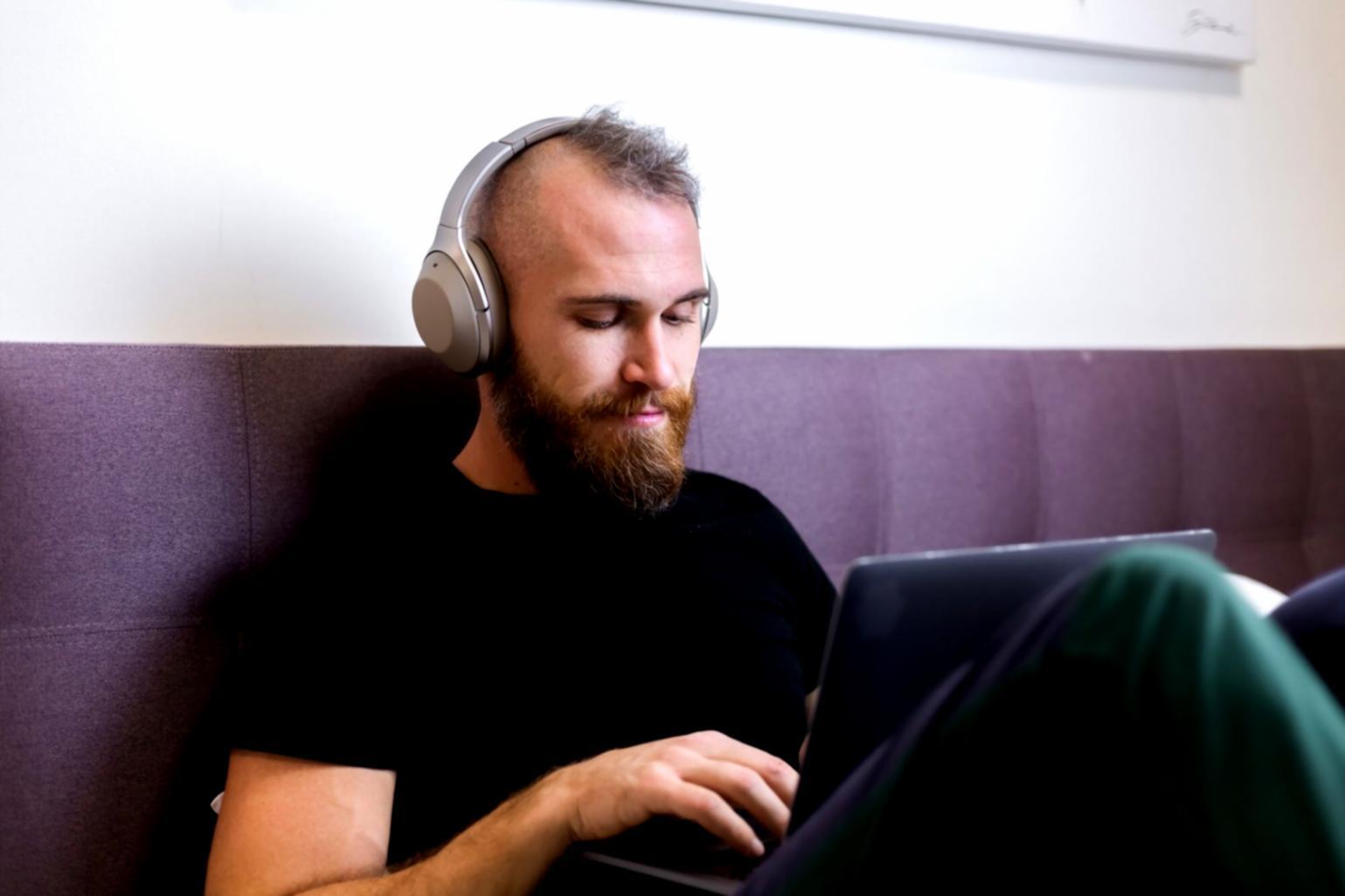 Menschen diskutieren Finanzstrategien in entspannter Atmosphäre