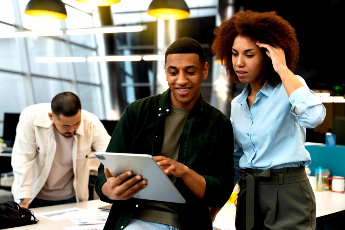 Arbeitsbereich mit Finanzunterlagen und offener Kommunikation